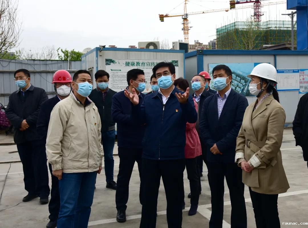 1585706300329322.jpg 何省长视察前后纸庄安置房小区.jpg